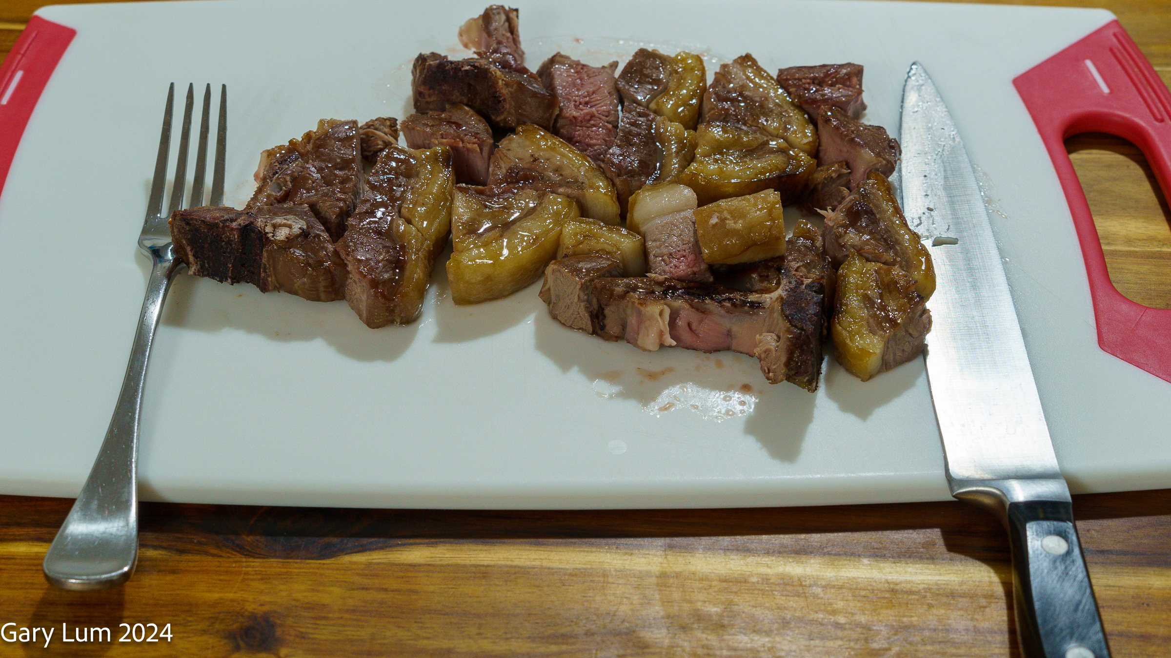Photograph of lamb loin chops cut into bite sized pieces.